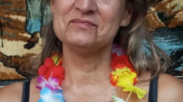 Iscaro fa la floriterapeuta. Ha studiato al "Marconi"