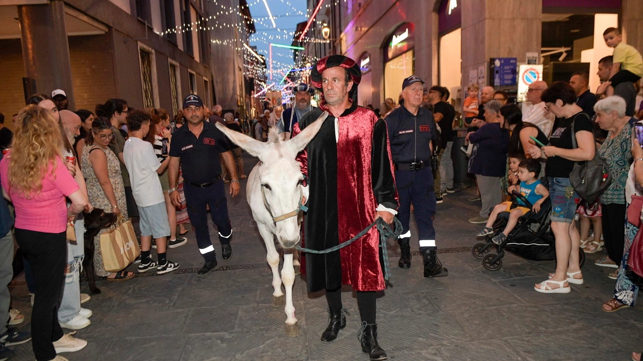 Un momento della sfilata con il ciuco (fotoservizio FotocronacheGermogli) Un momento della sfilata con il ciuco (fotoservizio FotocronacheGermogli)