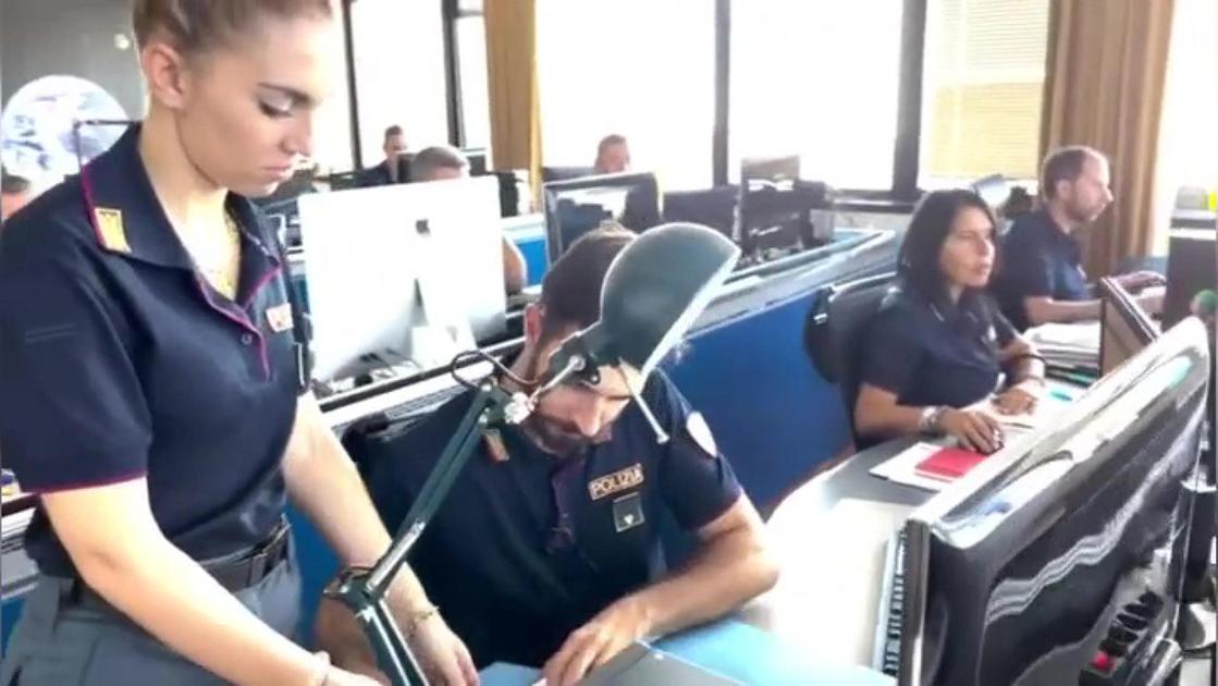 https://www.lanazione.it/image-service/view/acePublic/alias/contentid/MjYzZTE1M2QtMWRhNC00/0/un-frame-tratto-da-un-video-diffuso-dalla-polizia-mostra-un-momento-dell-attivita-di-monitoraggio-che-ha-permesso-di-arrestare-sei-uomini-tra-i-50-ed-i-70-anni-quattro-residenti-a-roma-uno-a-latina-ed-uno-a-livorno.jpeg?f=16:9&w=1200&h=630