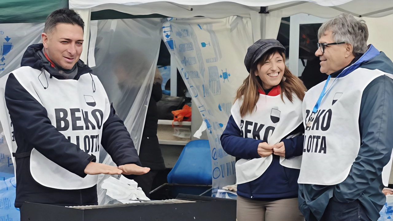 Hanno ripreso la lotta i 299 lavoratori dello stabilimento Beko di viale Toselli, dove ieri sono stati montati dei nuovi... Hanno ripreso la lotta i 299 lavoratori dello stabilimento Beko di viale Toselli, dove ieri sono stati montati dei nuovi...