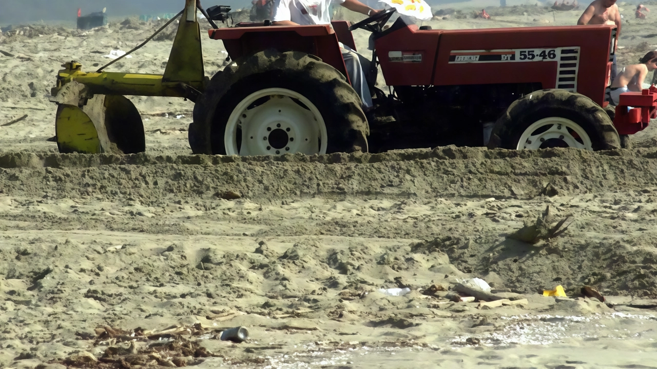 Anche quest’anno si è rinnovata l’attività di bonifica delle spiagge finanziata dai balneari Anche quest’anno si è rinnovata l’attività di bonifica delle spiagge finanziata dai balneari