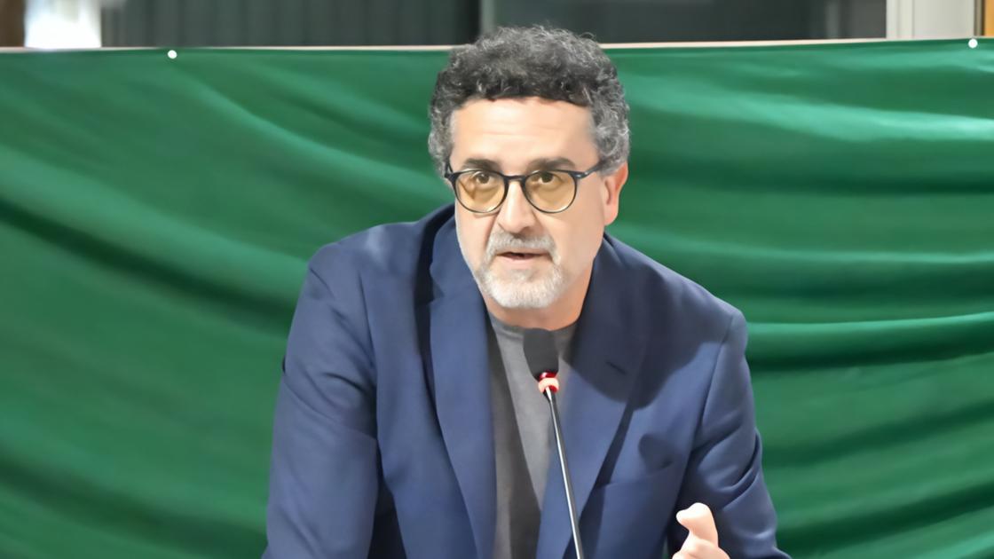 Sinistra in presidio sotto al Comune: "No a spazi intitolati ad Almirante" Sinistra in presidio sotto al Comune: "No a spazi intitolati ad Almirante"
