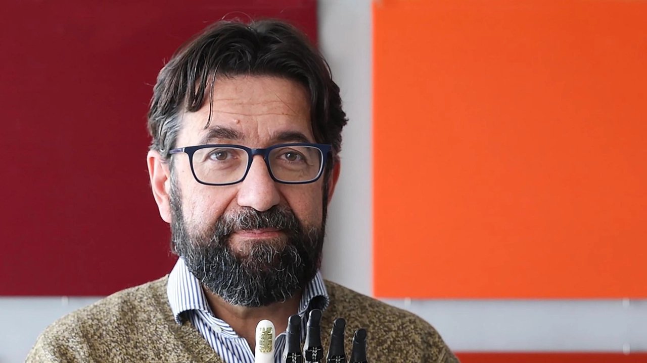 Il professor Silvestro Micera, specializzato in bioelettronica e bioingegneria alla Sant’Anna di Pisa Il professor Silvestro Micera, specializzato in bioelettronica e bioingegneria alla Sant’Anna di Pisa