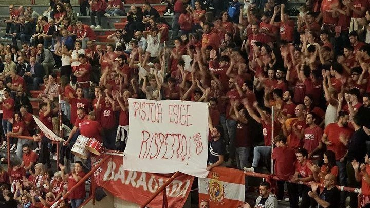 Lo striscione esposto dalla Baraonda Biancorossa (foto da Pistoia Sport) Lo striscione esposto dalla Baraonda Biancorossa (foto da Pistoia Sport)