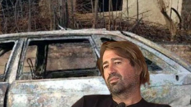 Davide Pecorelli, 49 anni. Alle sue spalle, nel montaggio, l’auto data alle fiamme Davide Pecorelli, 49 anni. Alle sue spalle, nel montaggio, l’auto data alle fiamme