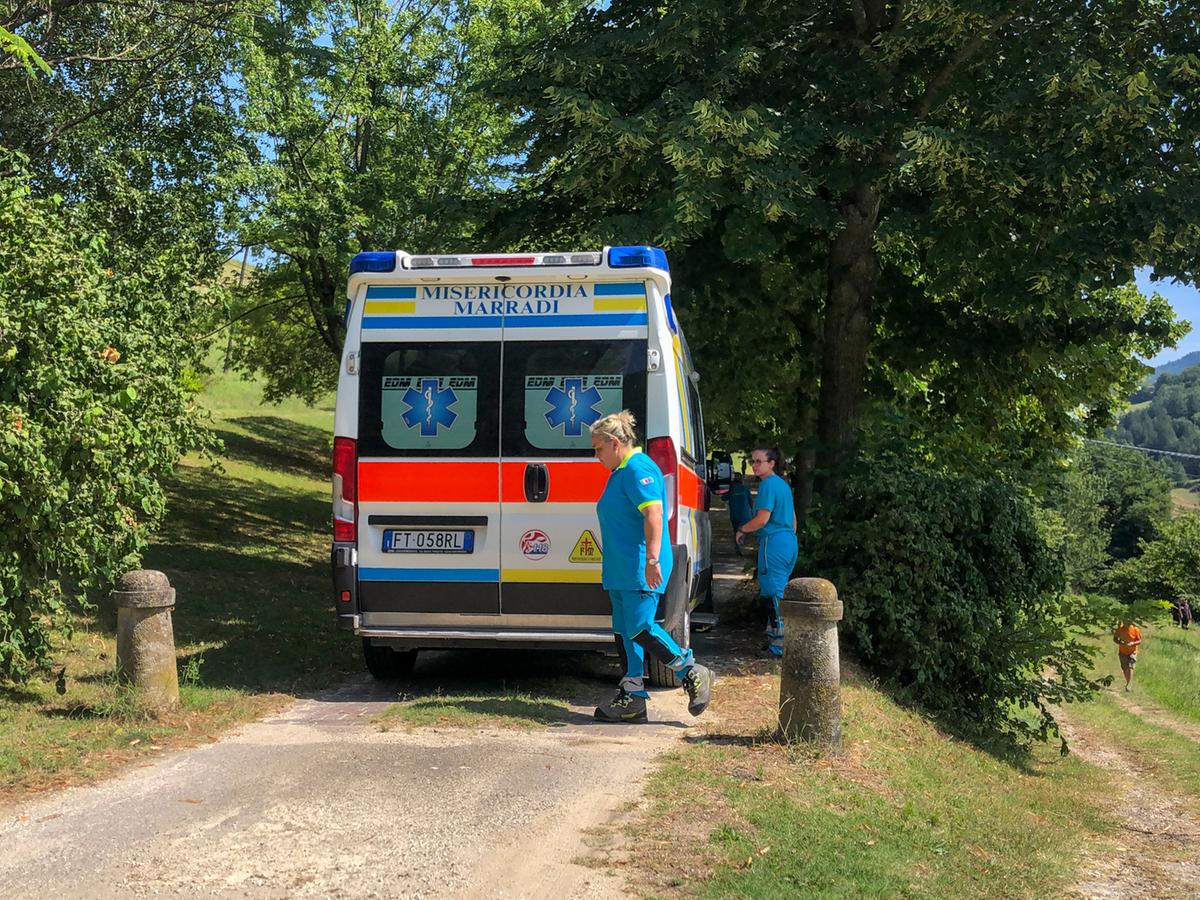 Muore sotto al trattore ribaltato, tragedia a Volterra Muore sotto al trattore ribaltato, tragedia a Volterra