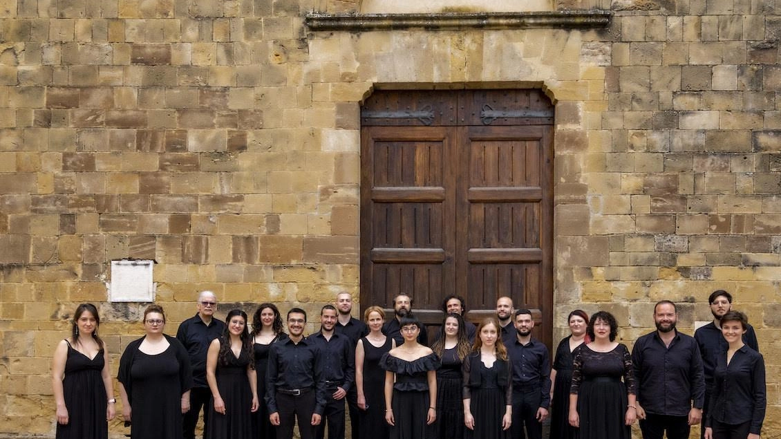 Al Teatro dei Rinnovati l’appuntamento è alle 21.15, con il concerto d’apertura affidato al Coro della Cattedrale Guido Chigi Saracini Al Teatro dei Rinnovati l’appuntamento è alle 21.15, con il concerto d’apertura affidato al Coro della Cattedrale Guido Chigi Saracini