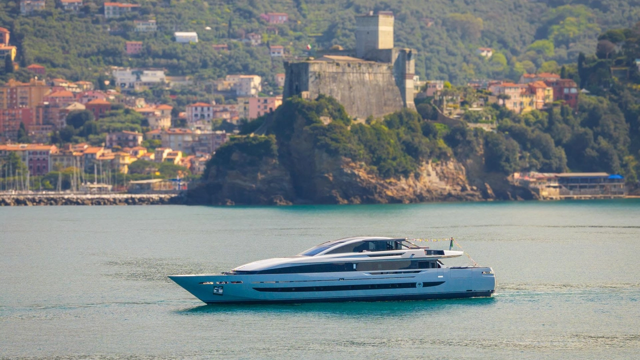 Speedy Bear, imbarcazione custom planante di 44 metri