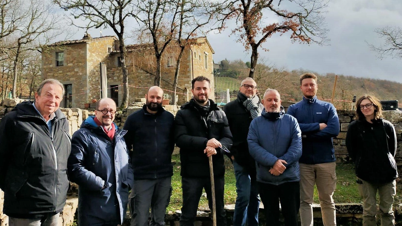 L’équipe di ricerca agli scavi di Collepetroso: a breve partirà la nuova campagna di scavi per l’importante sito archeologico L’équipe di ricerca agli scavi di Collepetroso: a breve partirà la nuova campagna di scavi per l’importante sito archeologico