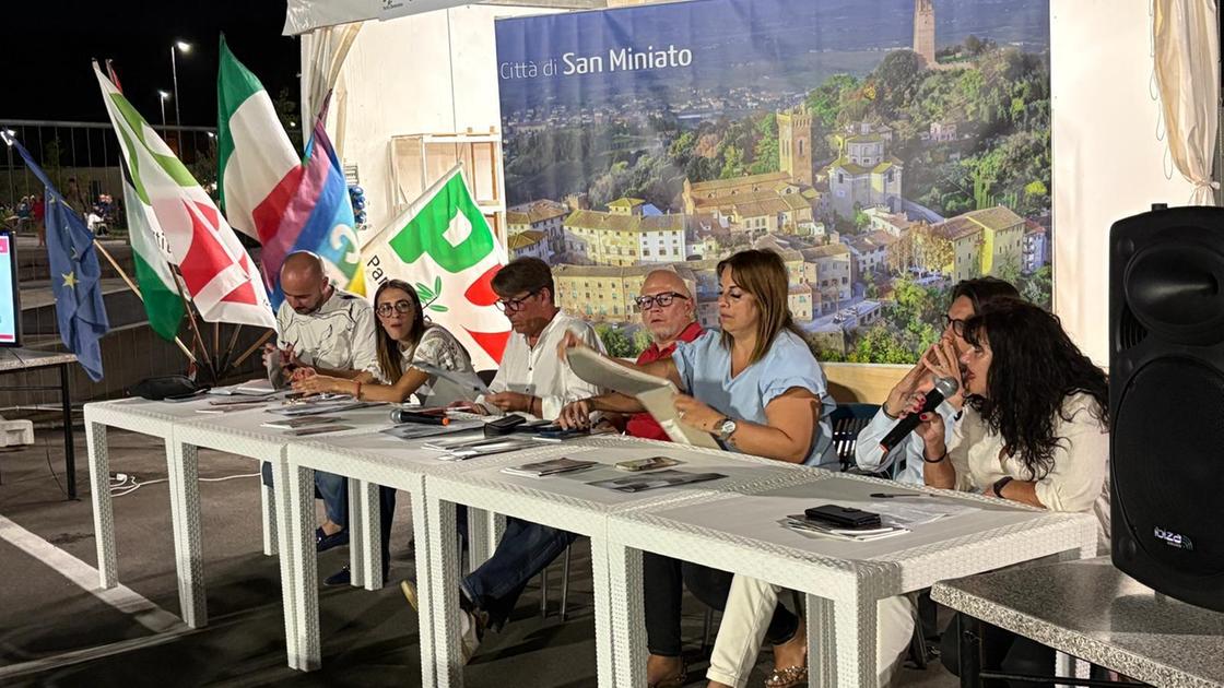 https://www.lanazione.it/image-service/view/acePublic/alias/contentid/MjZjNTkzOTgtMDFhOC00/0/la-giunta-giglioli-e-i-cittadini-festa-del-tartufo-nuova-veste-in-un-centro-storico-piu-bello.jpeg?f=16:9&w=1200&h=630