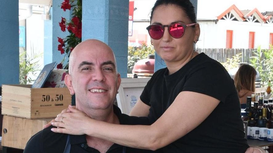Gaio Giannelli insieme alla moglie Andreea al ristorante del bagno Montecristo di Ponente (foto Nizza) Gaio Giannelli insieme alla moglie Andreea al ristorante del bagno Montecristo di Ponente (foto Nizza)