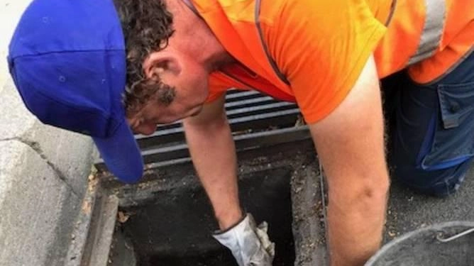 Lavori di pulizia di un tombino Lavori di pulizia di un tombino