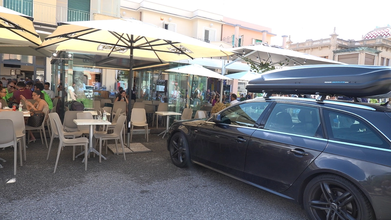 L'auto si è fermata davvero a pochi centimetri da un dehor. Paura tra i turisti (foto Umicini) L'auto si è fermata davvero a pochi centimetri da un dehor. Paura tra i turisti (foto Umicini)
