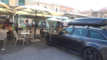 Turista piomba con l’auto in mezzo alla Passeggiata. Qualcosa è andato storto nella fase di parcheggio
