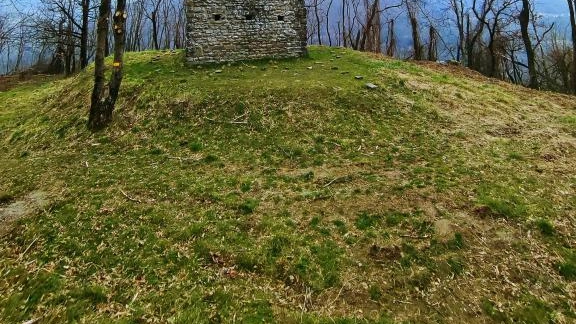 Torri di Popiglio, conosciute anche come Rocca Securana, sono i resti di un’antica fortificazione medievale Torri di Popiglio, conosciute anche come Rocca Securana, sono i resti di un’antica fortificazione medievale