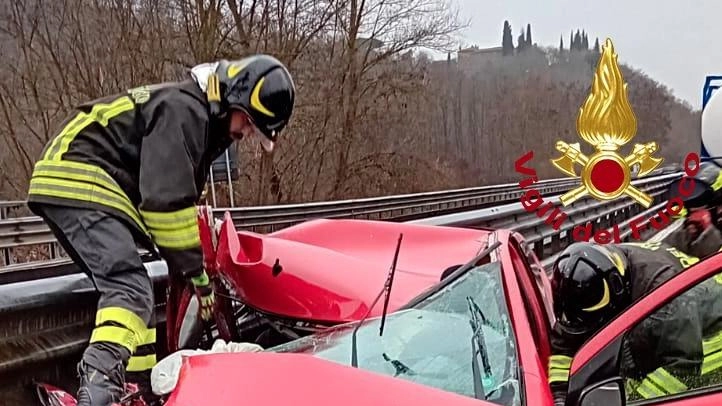 Pompieri del distaccamento di Montepulciano al lavoro sul Raccordo; nella foto la macchina coinvolta nell’incidente Pompieri del distaccamento di Montepulciano al lavoro sul Raccordo; nella foto la macchina coinvolta nell’incidente