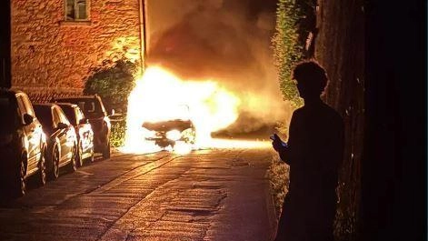 L’incendio ben visibile anche fuori dal paese: sul posto vigili del fuoco e forze dell’ordine. Massimo riserbo degli investigatori: l’ipotesi principale al vaglio è quella di un cortocircuito. L’incendio ben visibile anche fuori dal paese: sul posto vigili del fuoco e forze dell’ordine. Massimo riserbo degli investigatori: l’ipotesi principale al vaglio è quella di un cortocircuito.