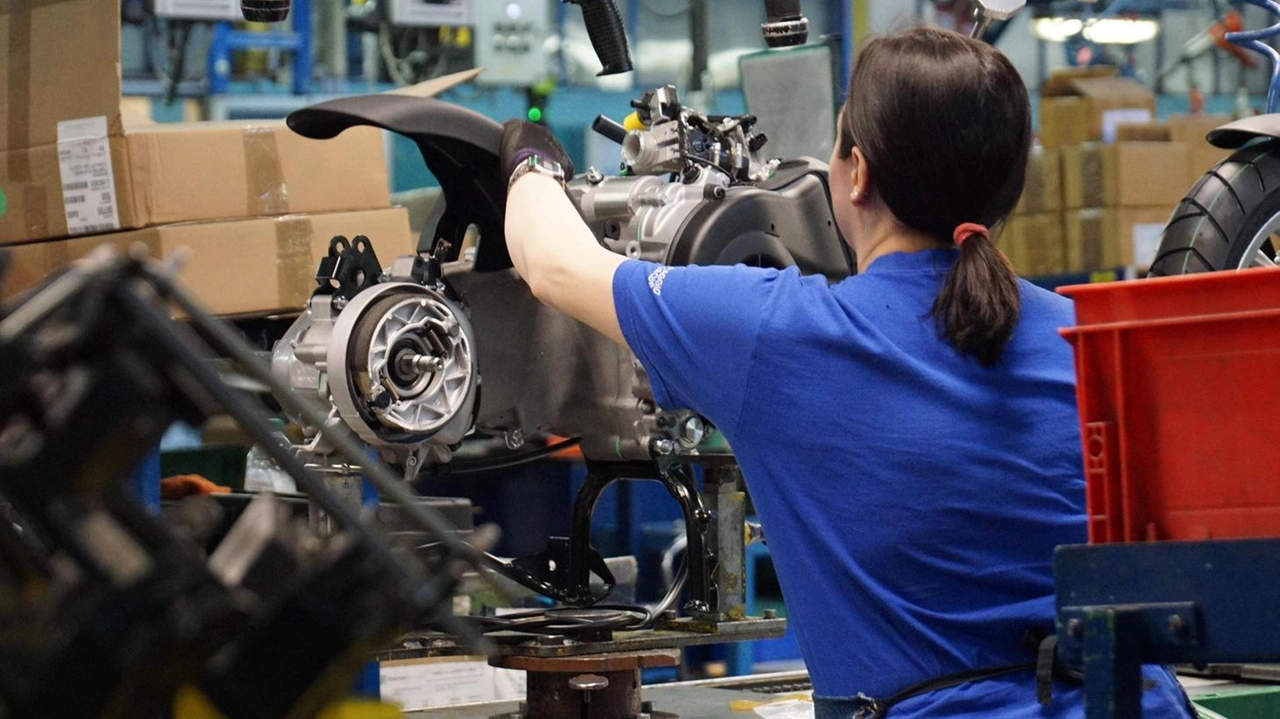 Un operaio della Piaggio intento nel proprio lavoro (foto d’archivio)