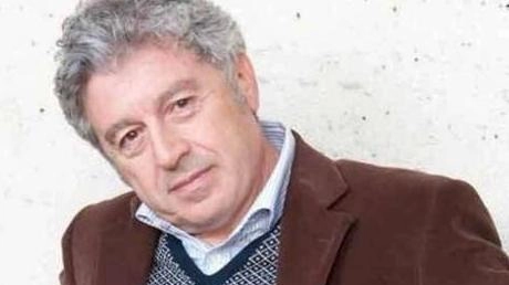 Al Teatro Manzoni di Calenzano stasera arriva Antonio Catania con ’Azzurro’, uno spettacolo ironico tratto dagli scritti di Curzio Maltese