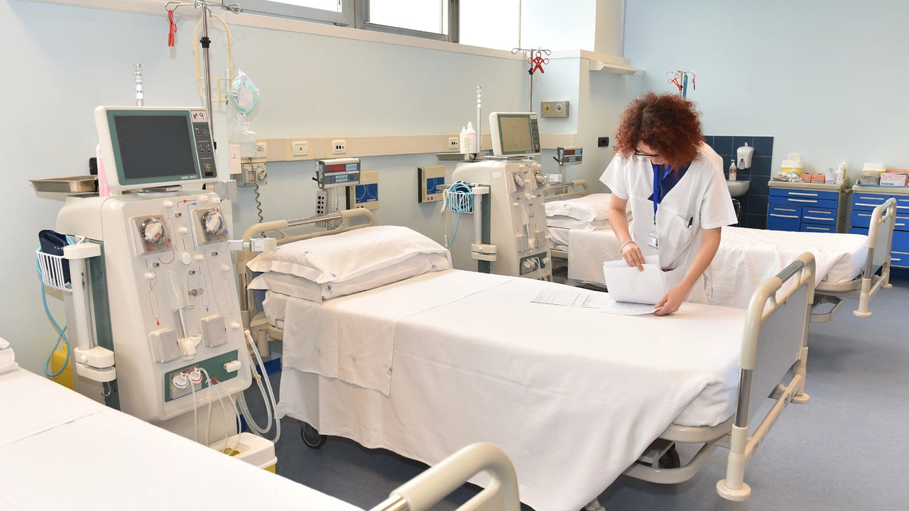 Infermiera prepara la terapia in una corsia ospedaliera (foto di archivio) Infermiera prepara la terapia in una corsia ospedaliera (foto di archivio)