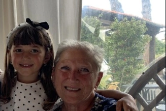 Emma, insieme alla nonna che ha salvato