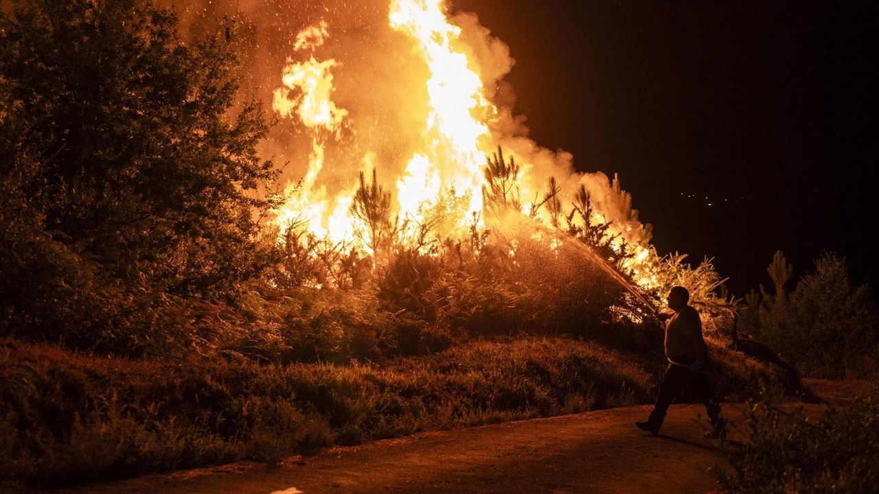 Migliaia di sfollati, Sanchez visita località colpite da incendi