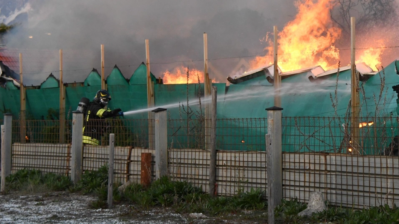 Il rogo dello scorso maggio quando. il bagno Marino prese fuoco con grande sgomento dei marinelli. Due le ordinanze a carico di Menconi