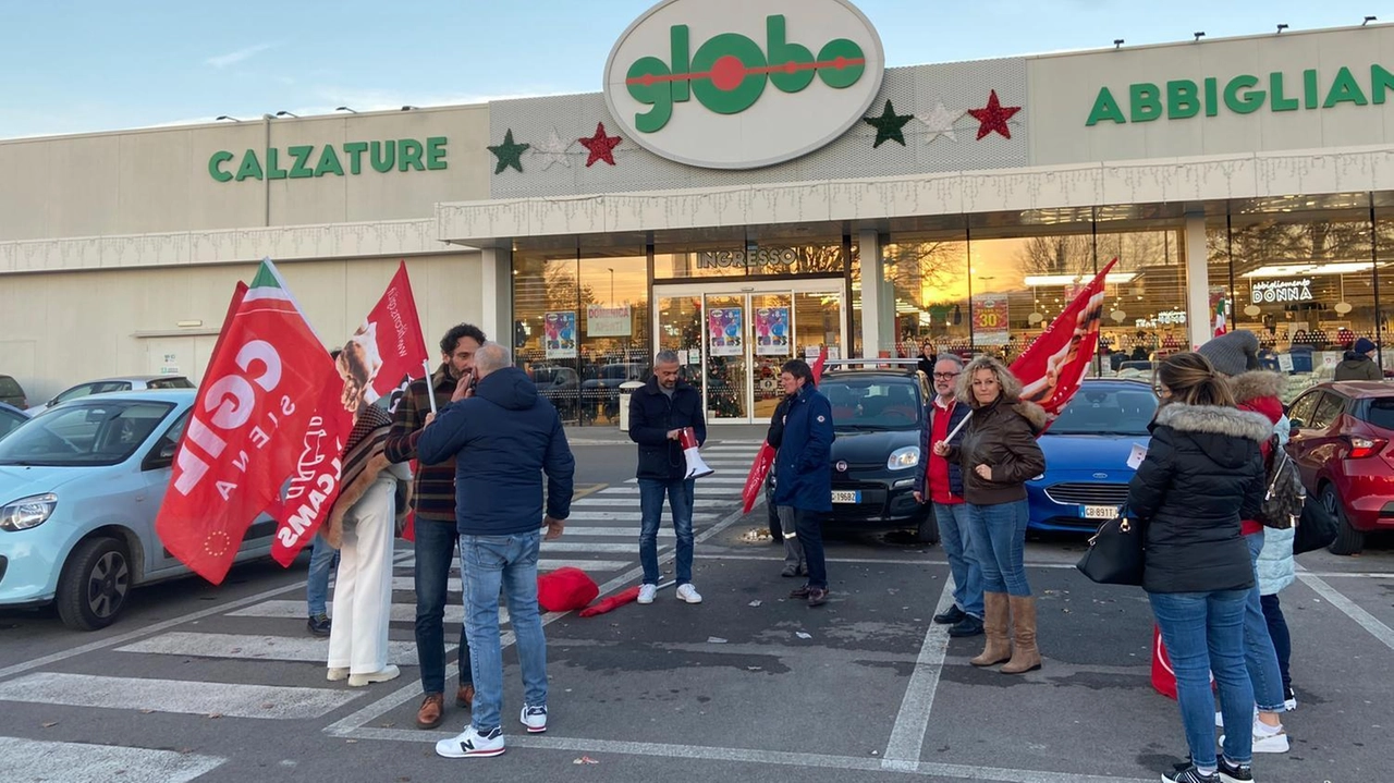 L’ingresso dello stabilimento Globo a Colle Val d’Elsa, i lavoratori sono in sciopero a causa di un caldo insopportabile L’ingresso dello stabilimento Globo a Colle Val d’Elsa, i lavoratori sono in sciopero a causa di un caldo insopportabile