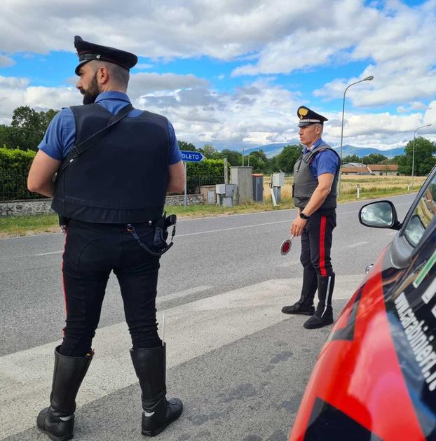 Minaccia moglie e padre. Terrore in casa a Gubbio. Violenze davanti al figlioletto Minaccia moglie e padre. Terrore in casa a Gubbio. Violenze davanti al figlioletto
