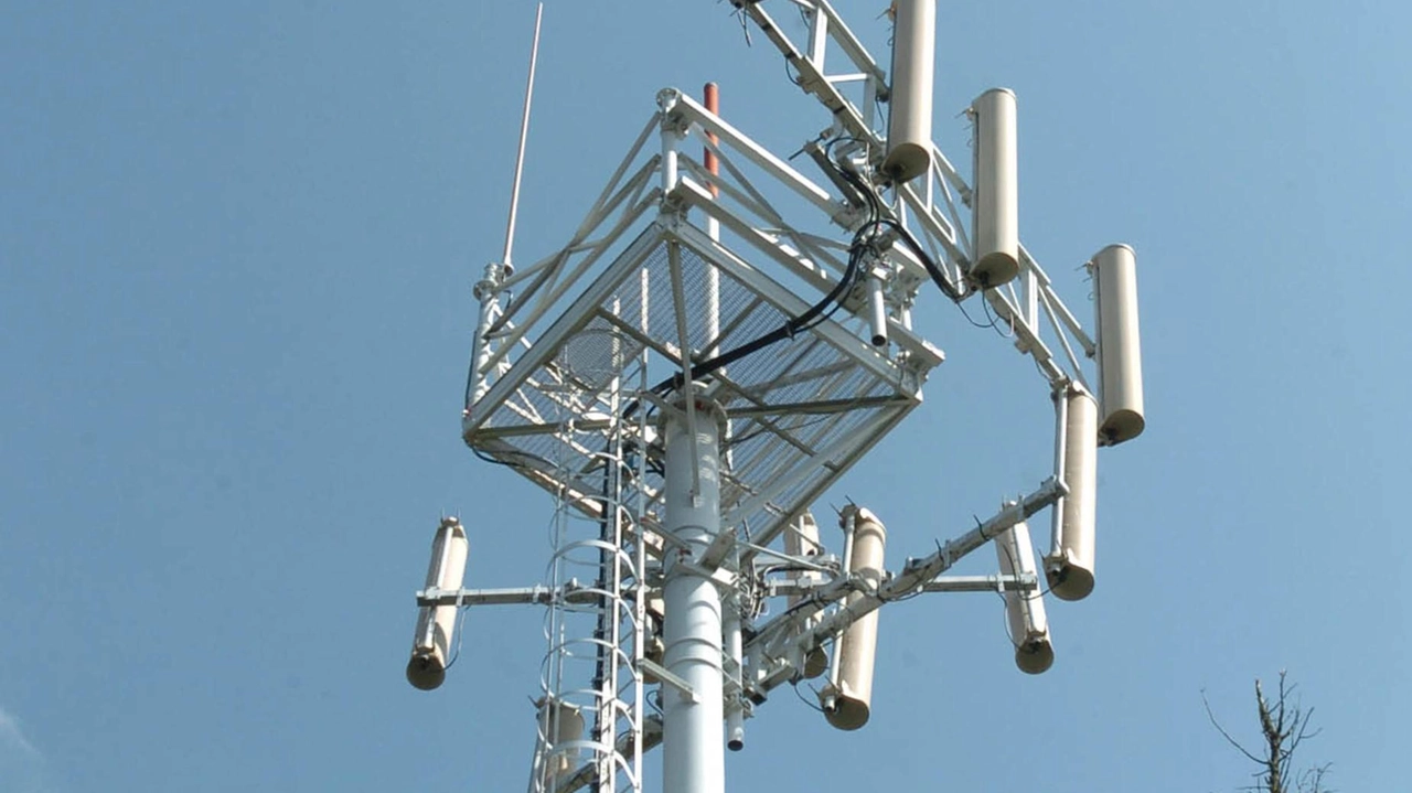 Il caso dell'antenna 5G alta 34 metri a S.Egidio vicino all'aeroporto di Perugia torna alla ribalta con controversie sulle autorizzazioni e possibili rischi per la sicurezza aerea. Il caso dell'antenna 5G alta 34 metri a S.Egidio vicino all'aeroporto di Perugia torna alla ribalta con controversie sulle autorizzazioni e possibili rischi per la sicurezza aerea.