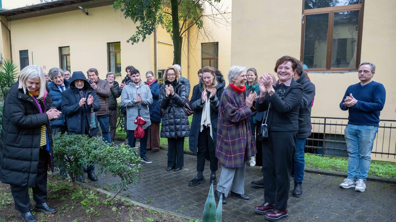 L’idea della presidente Daniela Toccafondi condivisa con la rettrice dell’Unifi Alessandra Petrucci. Ieri mattina la cerimonia di piantumazione nel giardino del polo universitario . L’idea della presidente Daniela Toccafondi condivisa con la rettrice dell’Unifi Alessandra Petrucci. Ieri mattina la cerimonia di piantumazione nel giardino del polo universitario .
