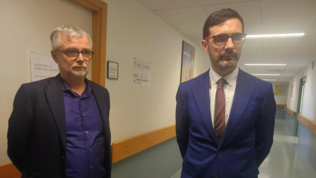 L’assessore regionale alla sanità Simone Bezzini e il nuovo direttore generale dell’Asl Toscana sud est Marco Torre ieri durante la visita all’ospedale di Nottola, prima uscita pubblica del nuovo vertice dell’Azienda sanitaria