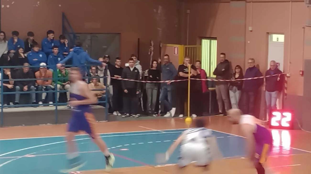Il Comune ha previsto la chiusura delle gradinate per le partite di basket. Ma anche domenica scorsa sulle tribune erano in 170 fra locali e ospiti. Il Comune ha previsto la chiusura delle gradinate per le partite di basket. Ma anche domenica scorsa sulle tribune erano in 170 fra locali e ospiti.