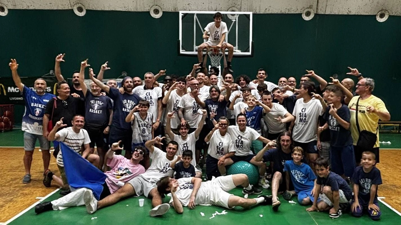 La festa della Ineos Sei Rose Rosignano che ha vinto la ’bella’ del PalaBorelli di Pescia ed ha concluso i playoff con la promozione in Serie C Interregionale La festa della Ineos Sei Rose Rosignano che ha vinto la ’bella’ del PalaBorelli di Pescia ed ha concluso i playoff con la promozione in Serie C Interregionale