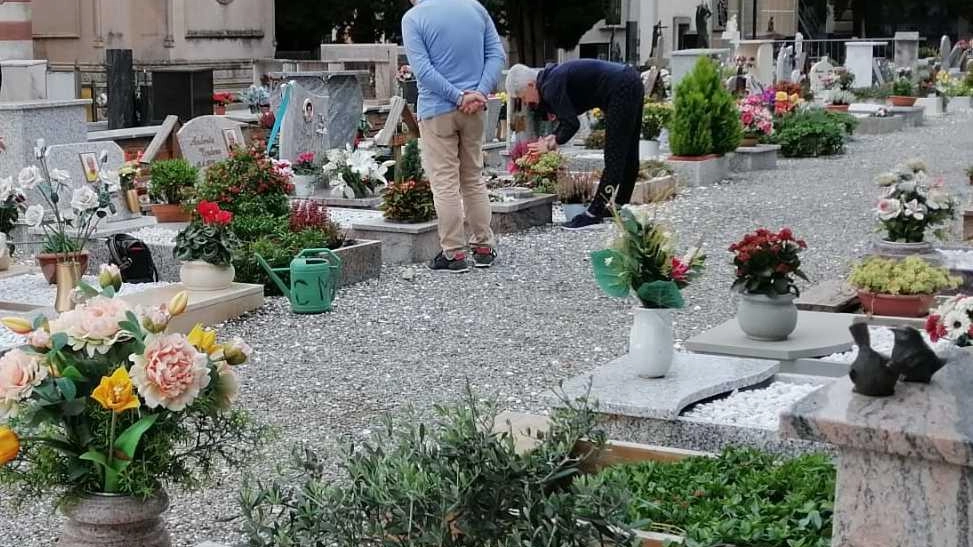 La richiesta di alcuni cittadini: "Rischiamo di non trovare le tombe il 2 novembre". Il Comune: "Le salme non saranno toccate senza il permesso dei parenti". La richiesta di alcuni cittadini: "Rischiamo di non trovare le tombe il 2 novembre". Il Comune: "Le salme non saranno toccate senza il permesso dei parenti".
