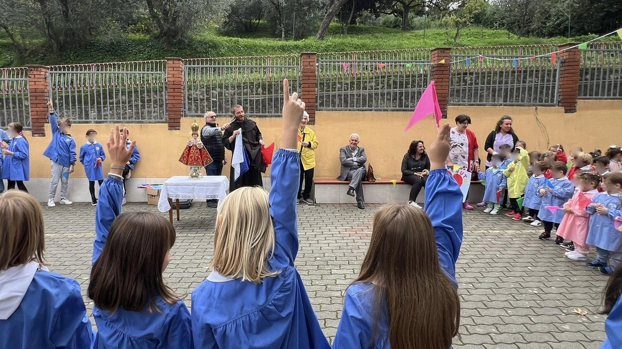 L’accoglienza dei bimbi della scuola Le Grazie al Gesù Bambino di Praga L’accoglienza dei bimbi della scuola Le Grazie al Gesù Bambino di Praga