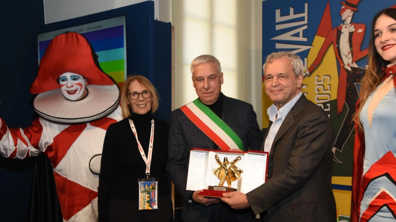 Il giornalista ha ricevuto la preziosa statuetta ieri mattina alla Gamc. Gli onori di casa del sindaco Del Ghingaro e della presidente Marcucci. "Sul mio carro porterei cani e porci, nessuno si sentirebbe trascurato".
