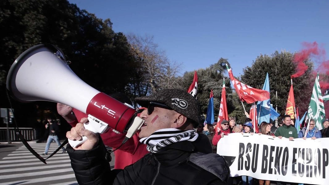 Almeno 400 persone sono scese in piazza per manifestare contro i licenziamenti alla Beko Almeno 400 persone sono scese in piazza per manifestare contro i licenziamenti alla Beko