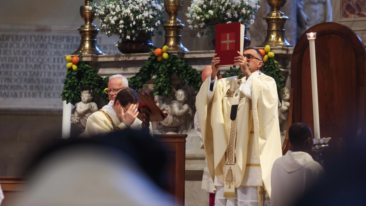 Celebrata in Santa Maria del Fiore la cerimonia in suffragio di Bergoglio. Tanti fedeli per la celebrazione che si è svolta nel pomeriggio di giovedì 24 aprile (Foto NewPressPhoto)