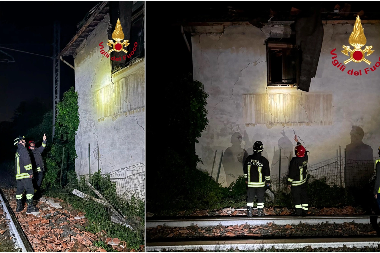 I vigili del fuoco intervenuti dopo l’esplosione nella casa cantoniera in via Livornese a Empoli