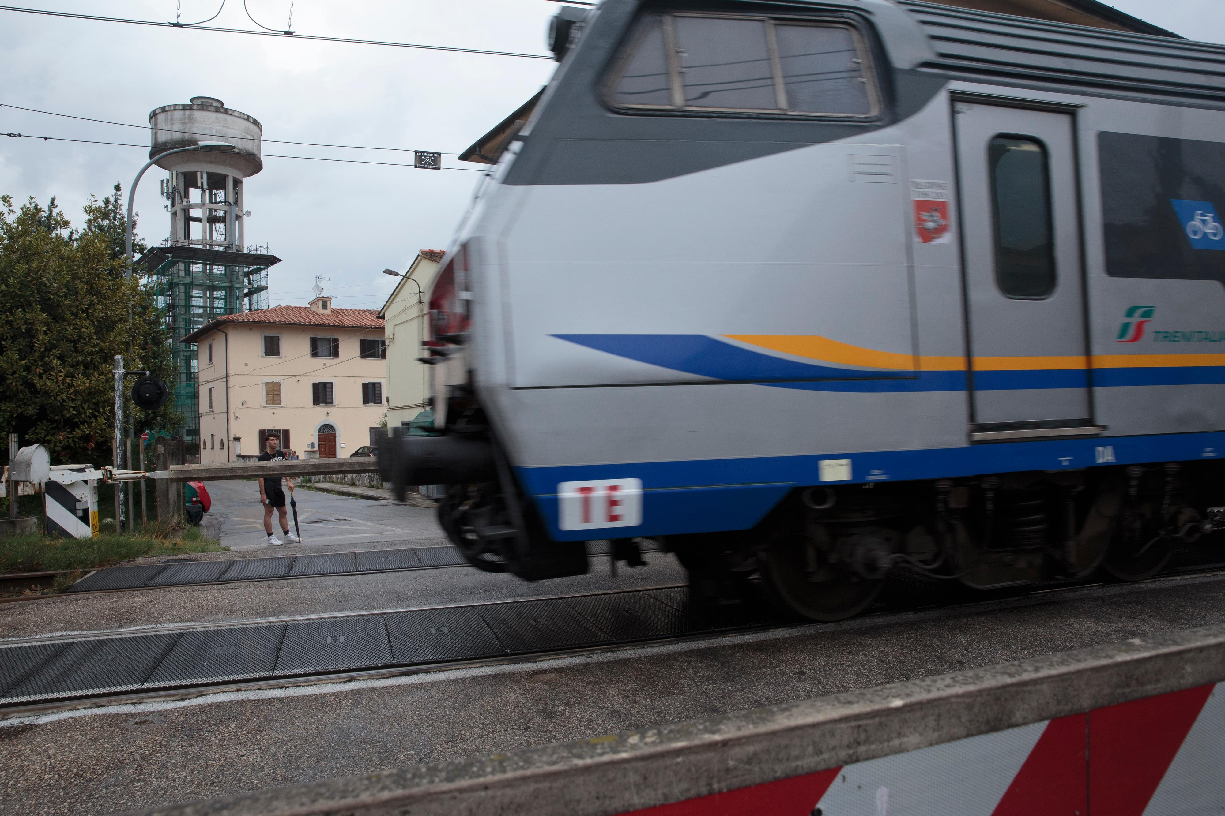 cade vicino ai binari mentre passa il treno paura alla stazione di vecchiano da Lanazione.it cade vicino ai binari mentre passa il treno paura alla stazione di vecchiano