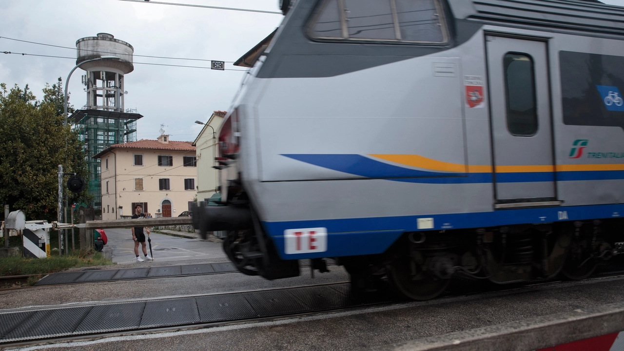 Un treno in transito (foto di repertorio) Un treno in transito (foto di repertorio)