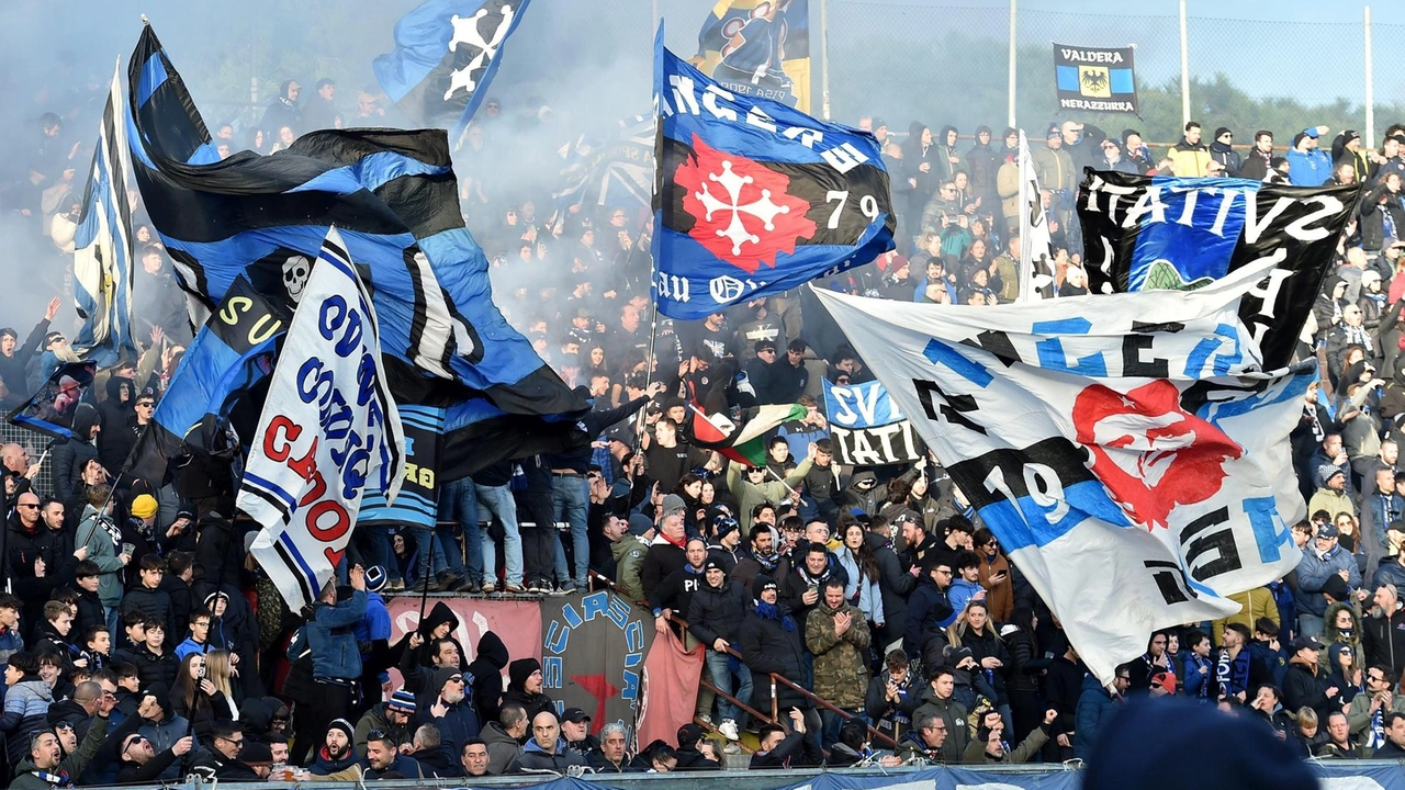 La Curva Nord parte da 290 euro mentre per la gradinata occorrono almeno 620 euro. Prezzi più cari per chi non c’era in Serie B La Curva Nord parte da 290 euro mentre per la gradinata occorrono almeno 620 euro. Prezzi più cari per chi non c’era in Serie B