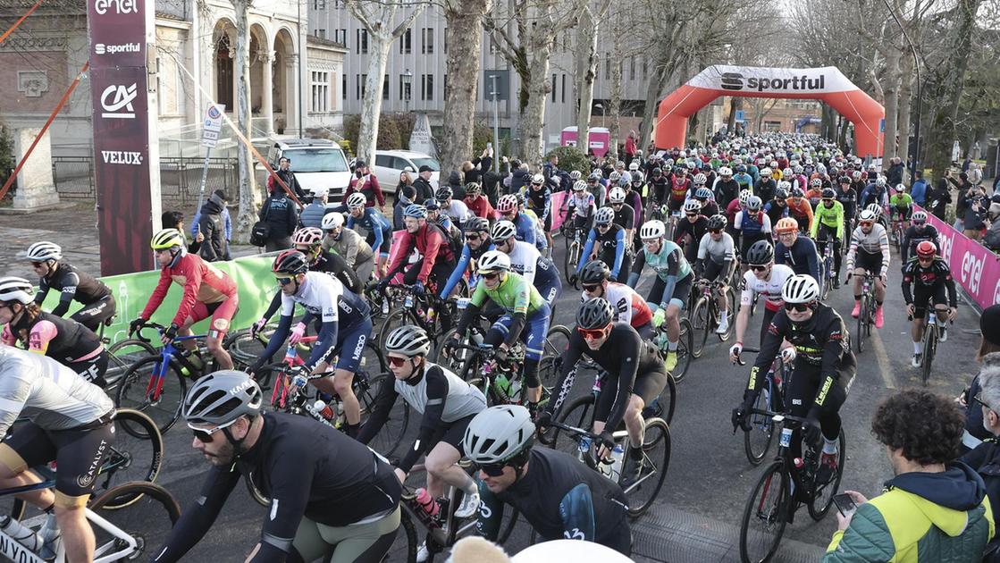 Strade Bianche, arrivederci al 2025. Fiume di amatori per la Gran Fondo