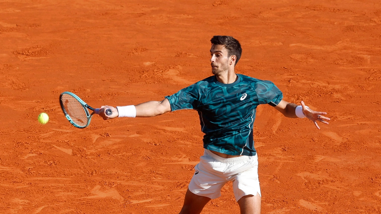 Lorenzo Musetti in azione: il tennista di Carrara raggiunge la semifinale del torneo di Montecarlo