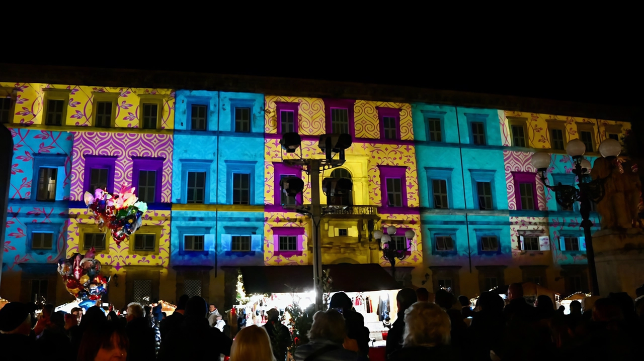 Le colorate proiezioni sulla facciata di Palazzo Ducale in concomitanza con il mercatino Le colorate proiezioni sulla facciata di Palazzo Ducale in concomitanza con il mercatino