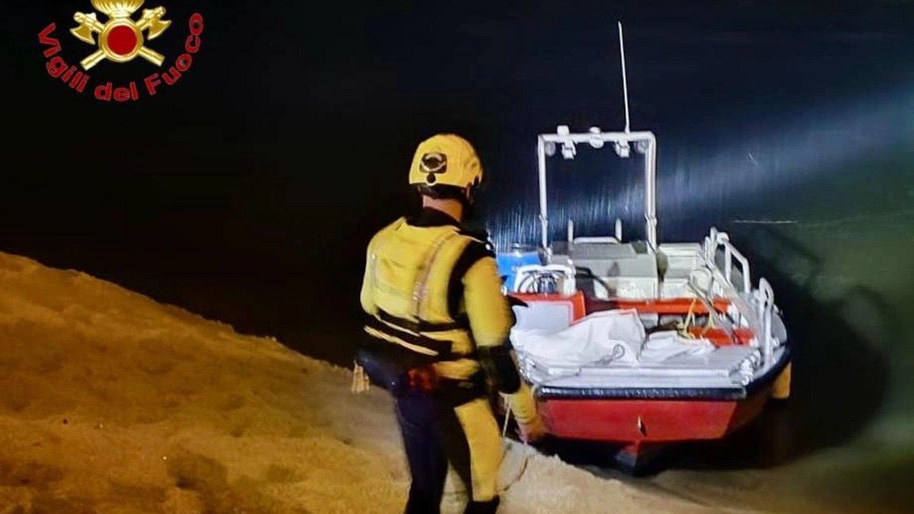 Al lavoro gli specialisti del soccorso acquatico e sommozzatori