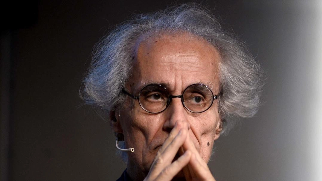 Luciano Canfora è un filologo classico, grecista, storico e saggista italiano Luciano Canfora è un filologo classico, grecista, storico e saggista italiano