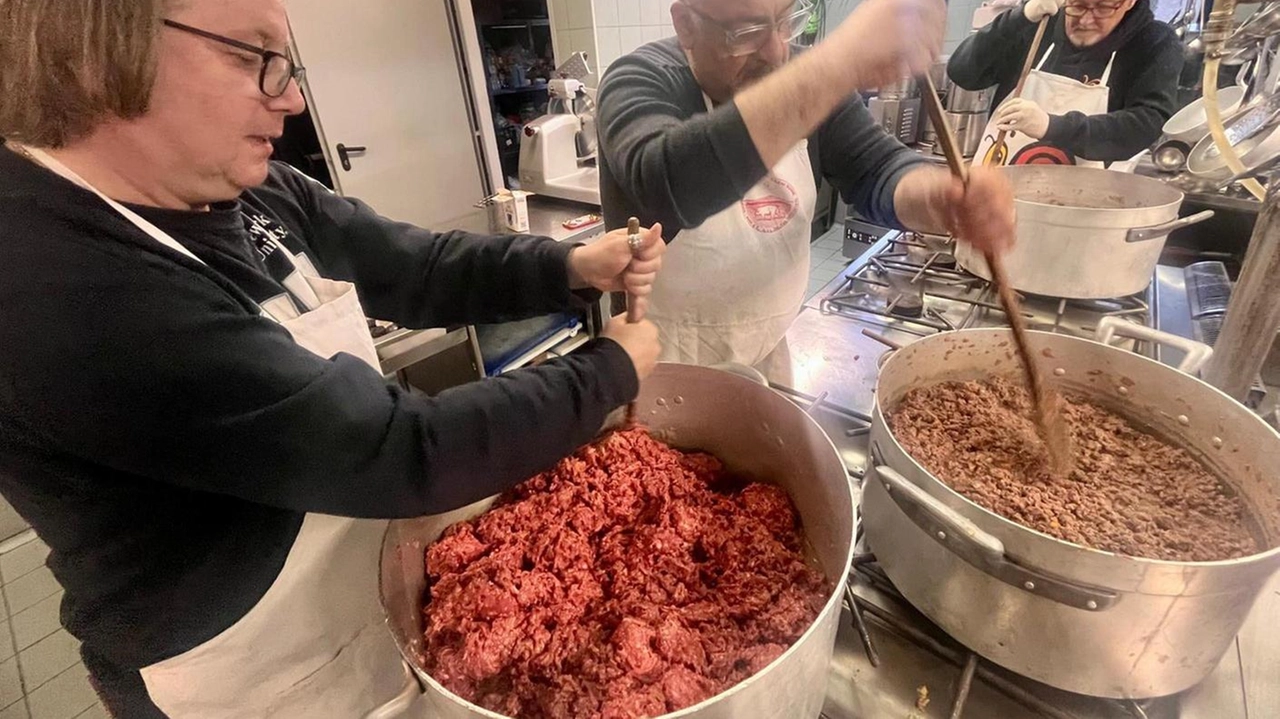 A lavoro nelle cucine del Nicchio; a destra un momento del passaggio. in città