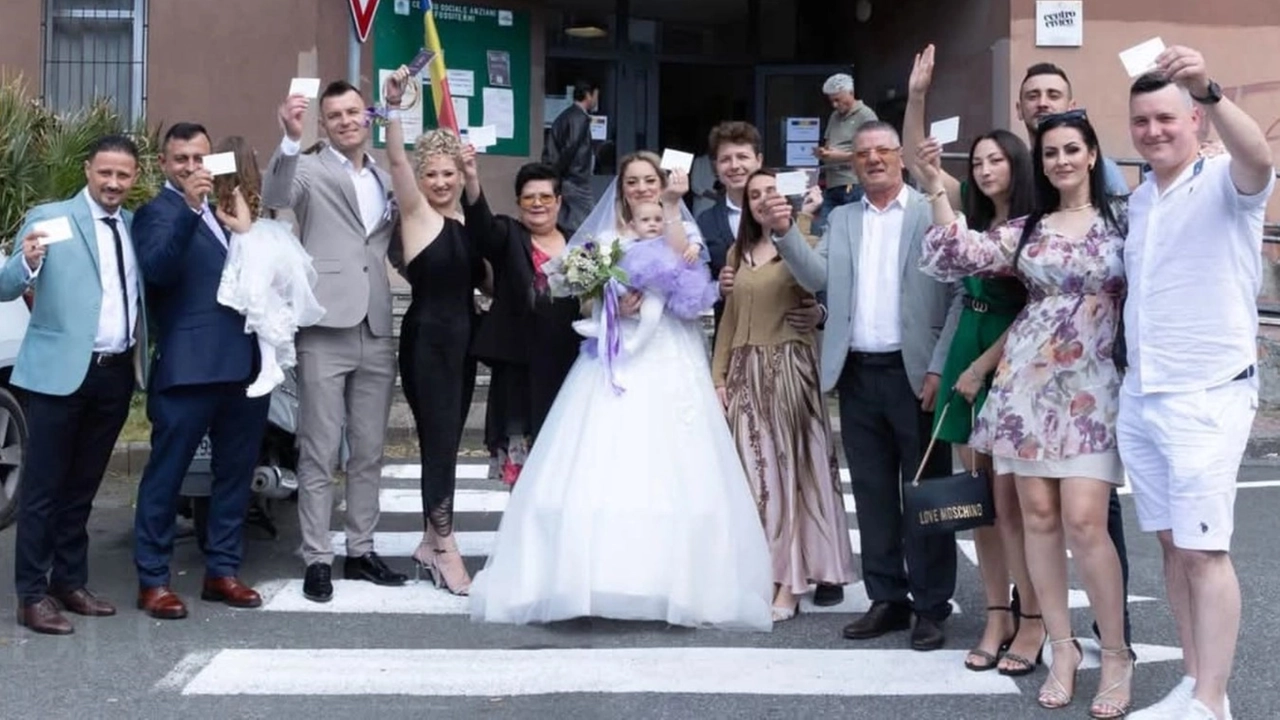 Gli sposi davanti al seggio con gli amici Gli sposi davanti al seggio con gli amici